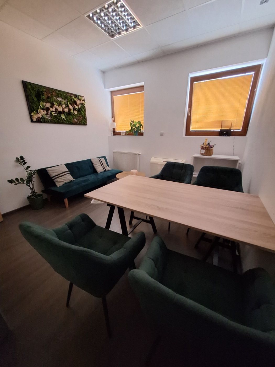 Zasadačka Lounge — stôl, zelené kreslá a sedačka